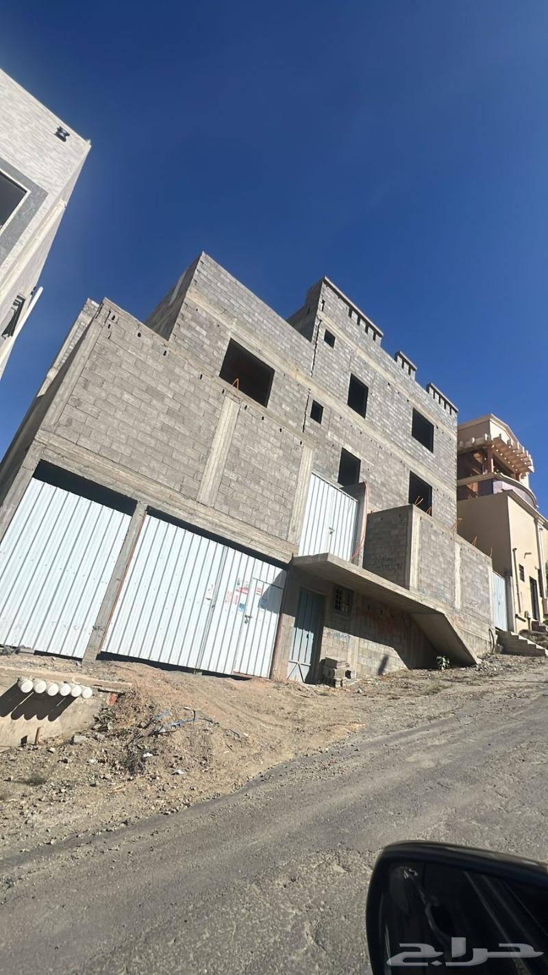 Al-Omara Al-Uzzam in plot 909 includes a roof and 3 apartments.63005935977475113