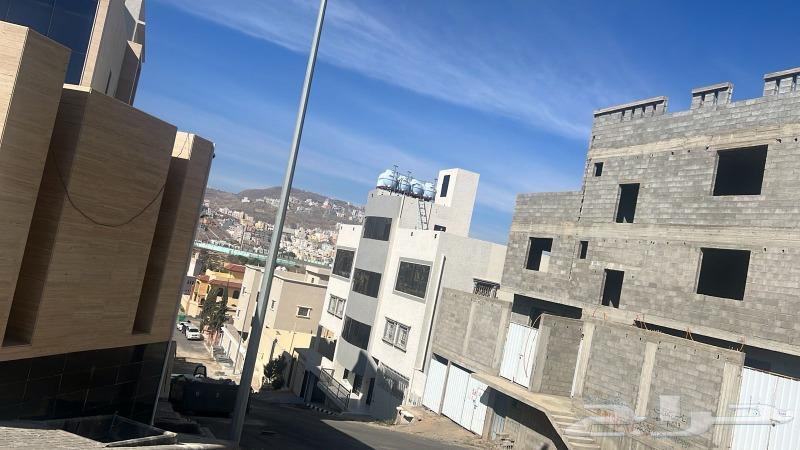 Al-Omara Al-Uzzam in plot 909 includes a roof and 3 apartments.63005935977475111