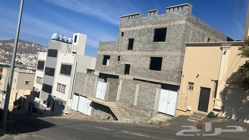 Al-Omara Al-Uzzam in plot 909 includes a roof and 3 apartments.63005935977475112