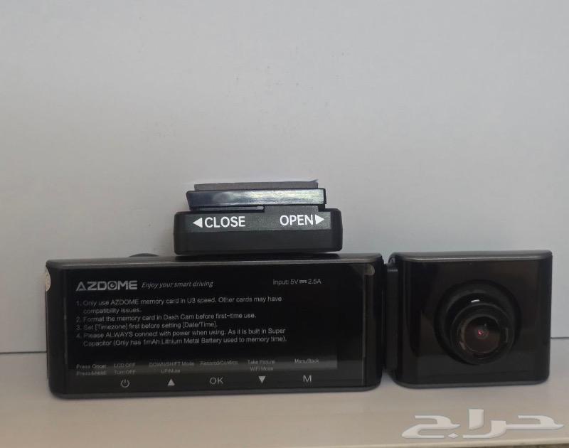 The device has three cameras633149137304331112