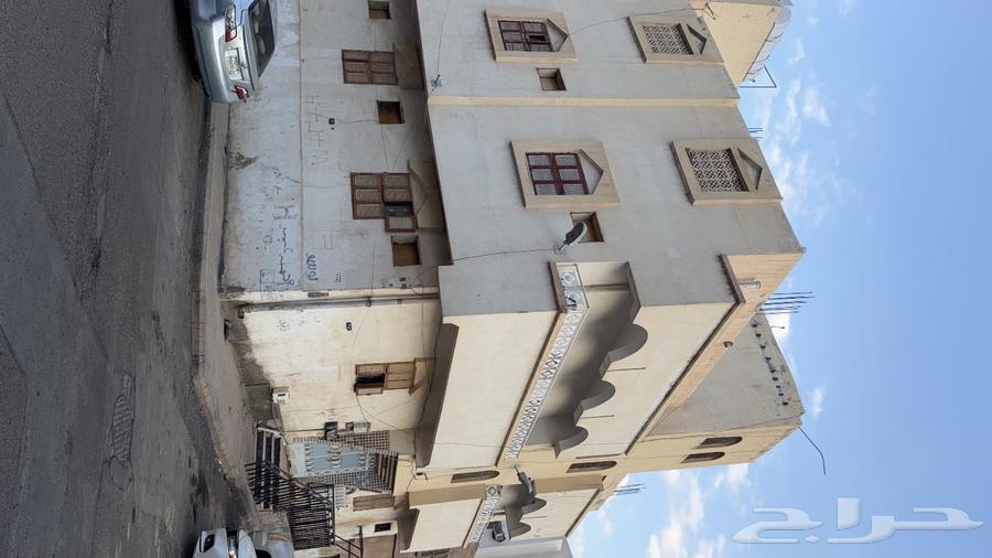 For sale: a fortified house with two floors and an annex.63006195694849111