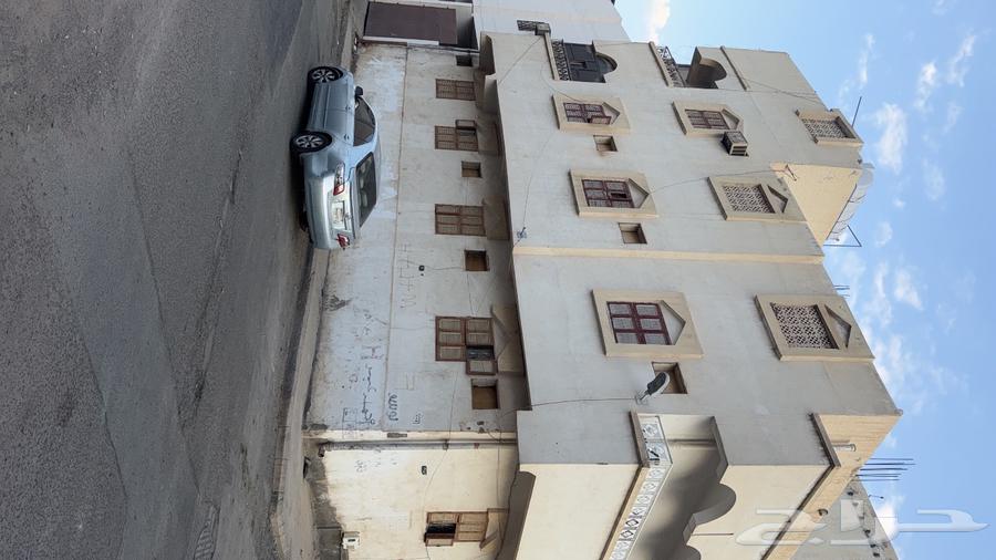 For sale: a fortified house with two floors and an annex.63006195694849112