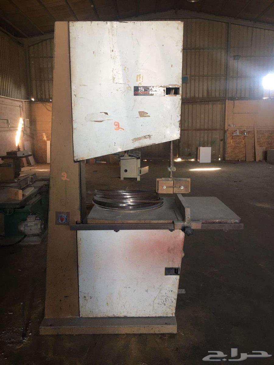 There is a carpenter shop.63007382144001114