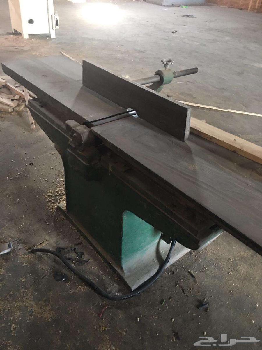 There is a carpenter shop.63007382144001111