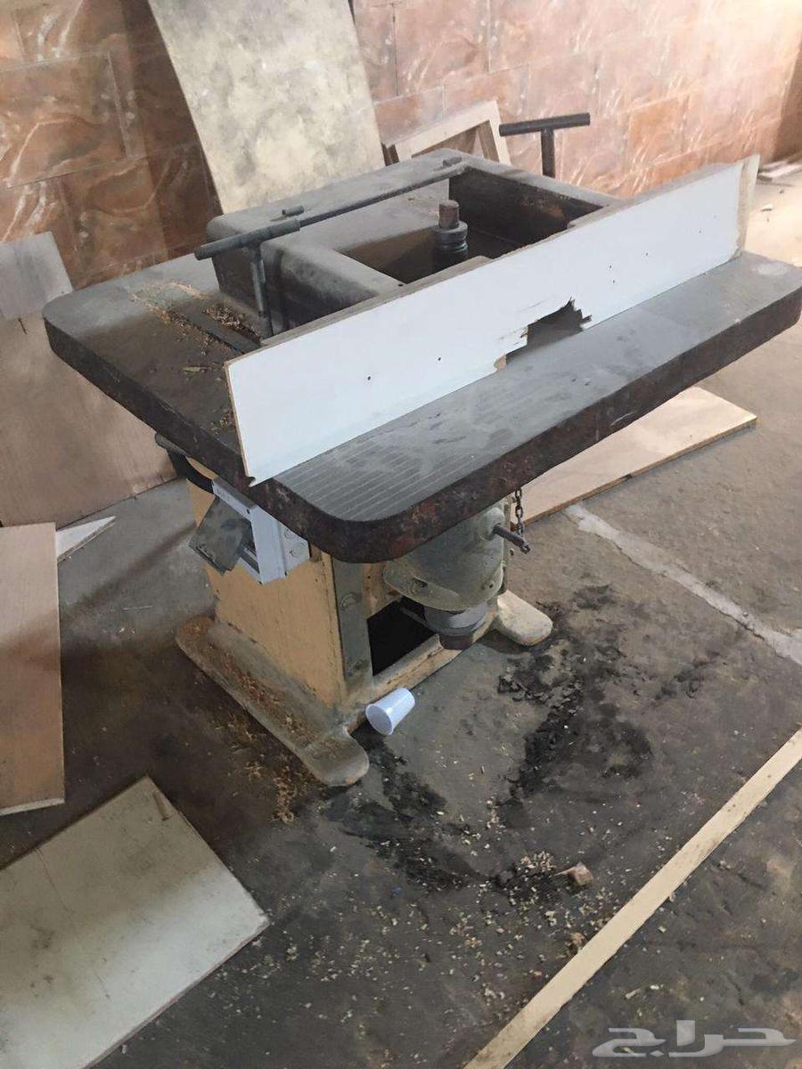 There is a carpenter shop.63007382144001113