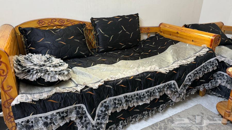 كراسي خشب مع ارضيه حديد بحالة ممتازه63251040614785114