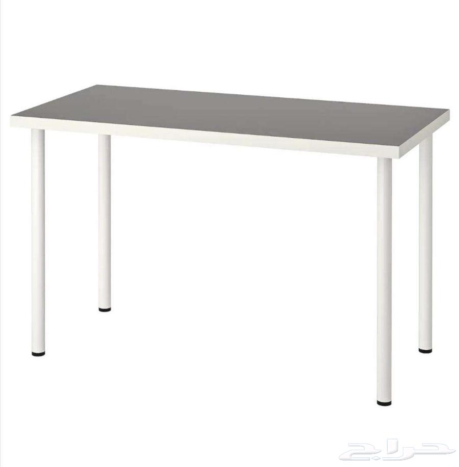 An IKEA desk table632510372789781126