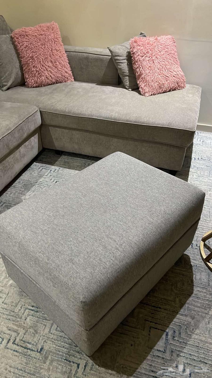 Clean room for sale with two tables632500166035231119