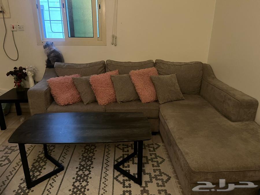 Clean room for sale with two tables63250016603523112