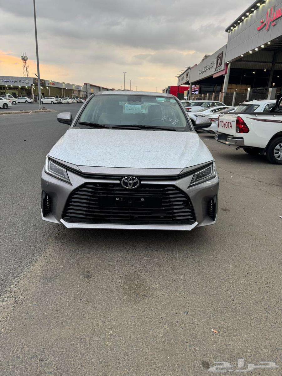 تويوتا يارس نصف فل 1300 cc فضى موديل 202463375036381059114