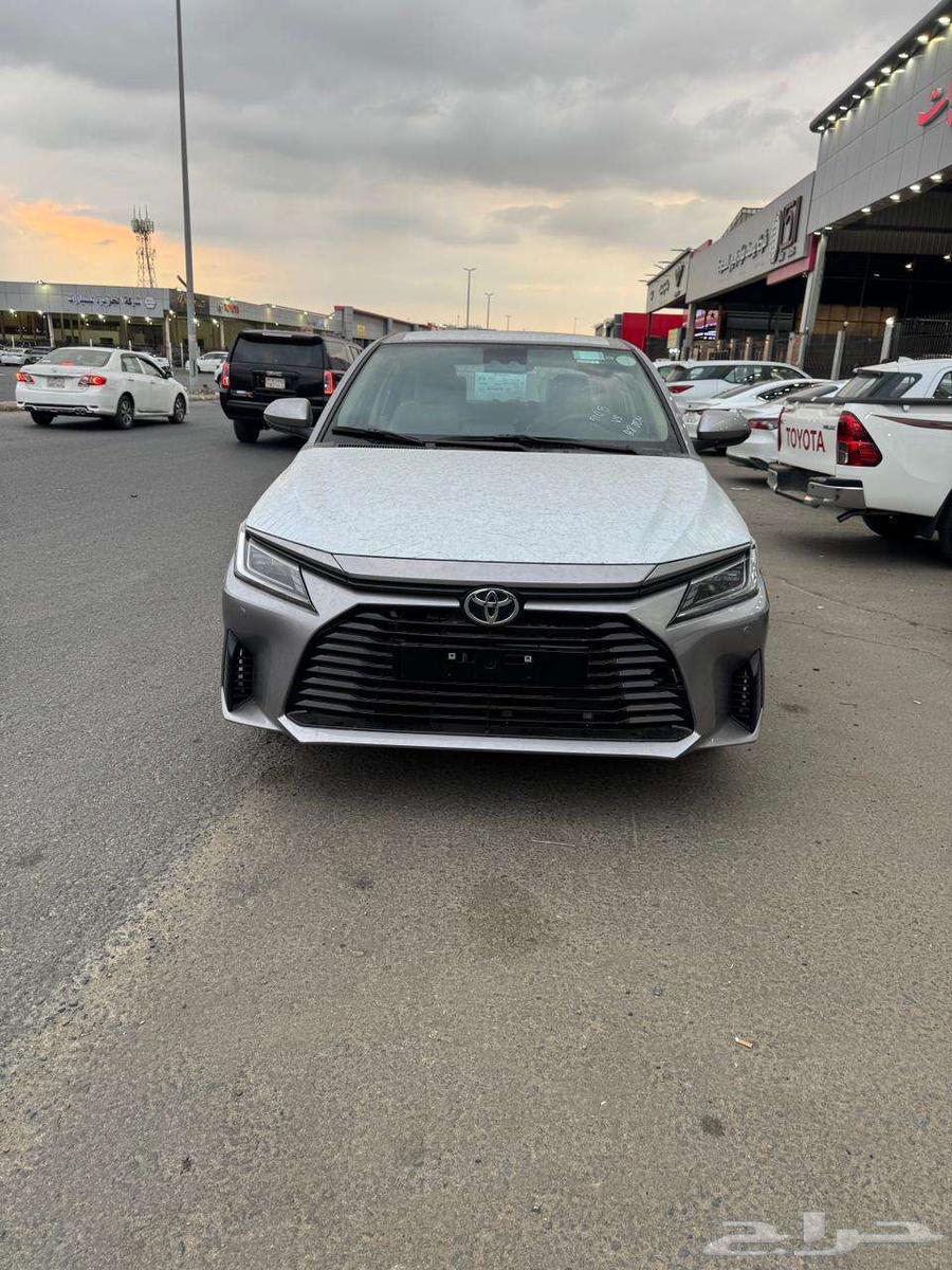 تويوتا يارس نصف فل 1300 cc فضى موديل 202463375036381059111
