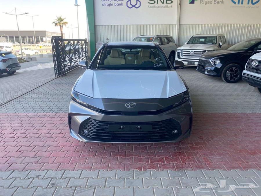 كامري E ستاندر بنزين 2025 سعودي رمادي -ابيض لوحات اصفار63370422507266110