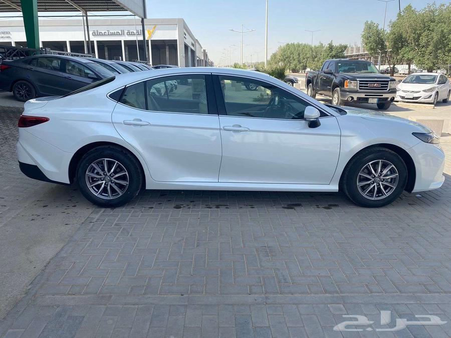 كامري E ستاندر بنزين 2025 سعودي رمادي -ابيض لوحات اصفار63370422507266112
