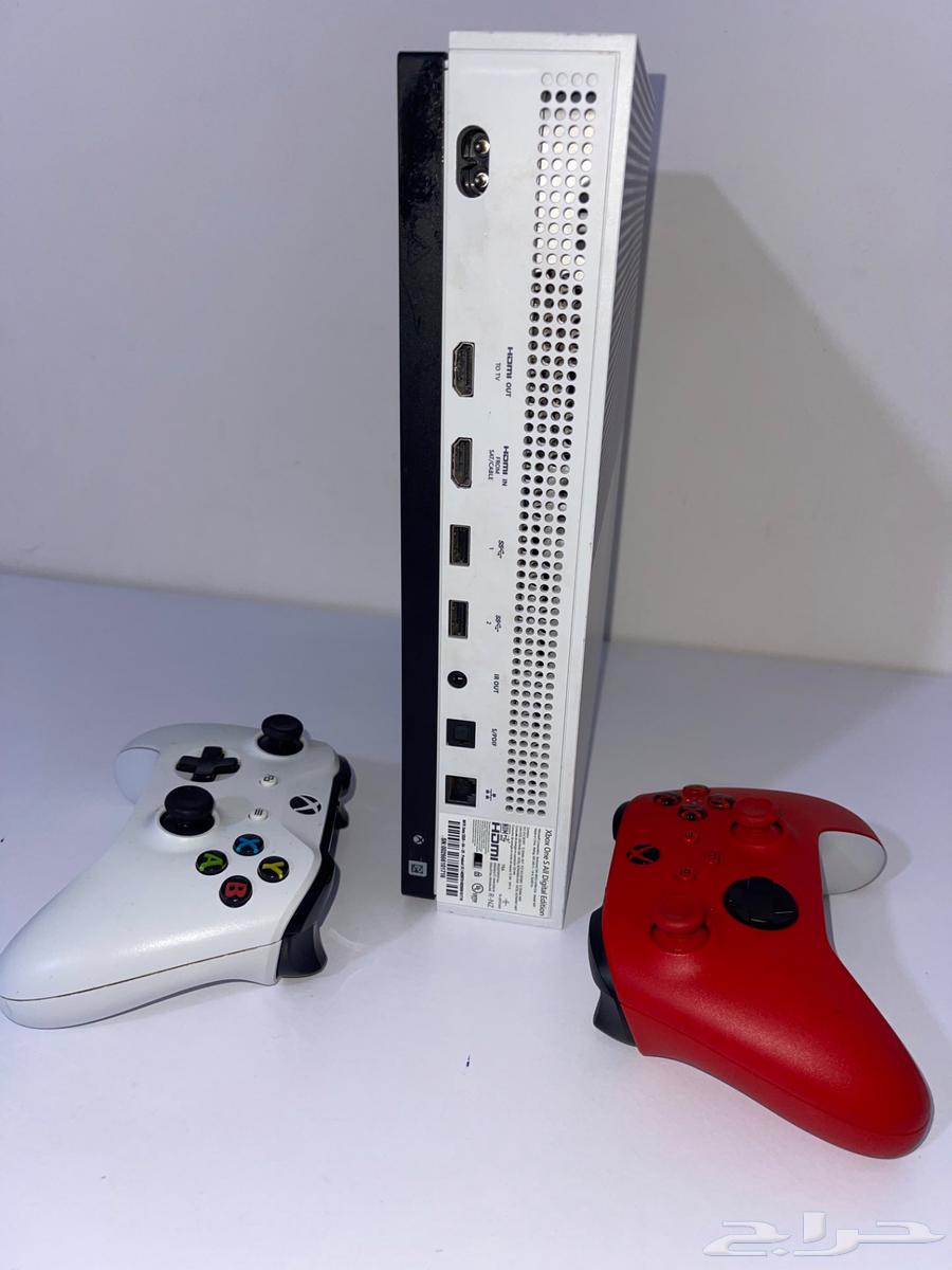 Xbox One S in excellent condition - two controllers - games63008517003266112