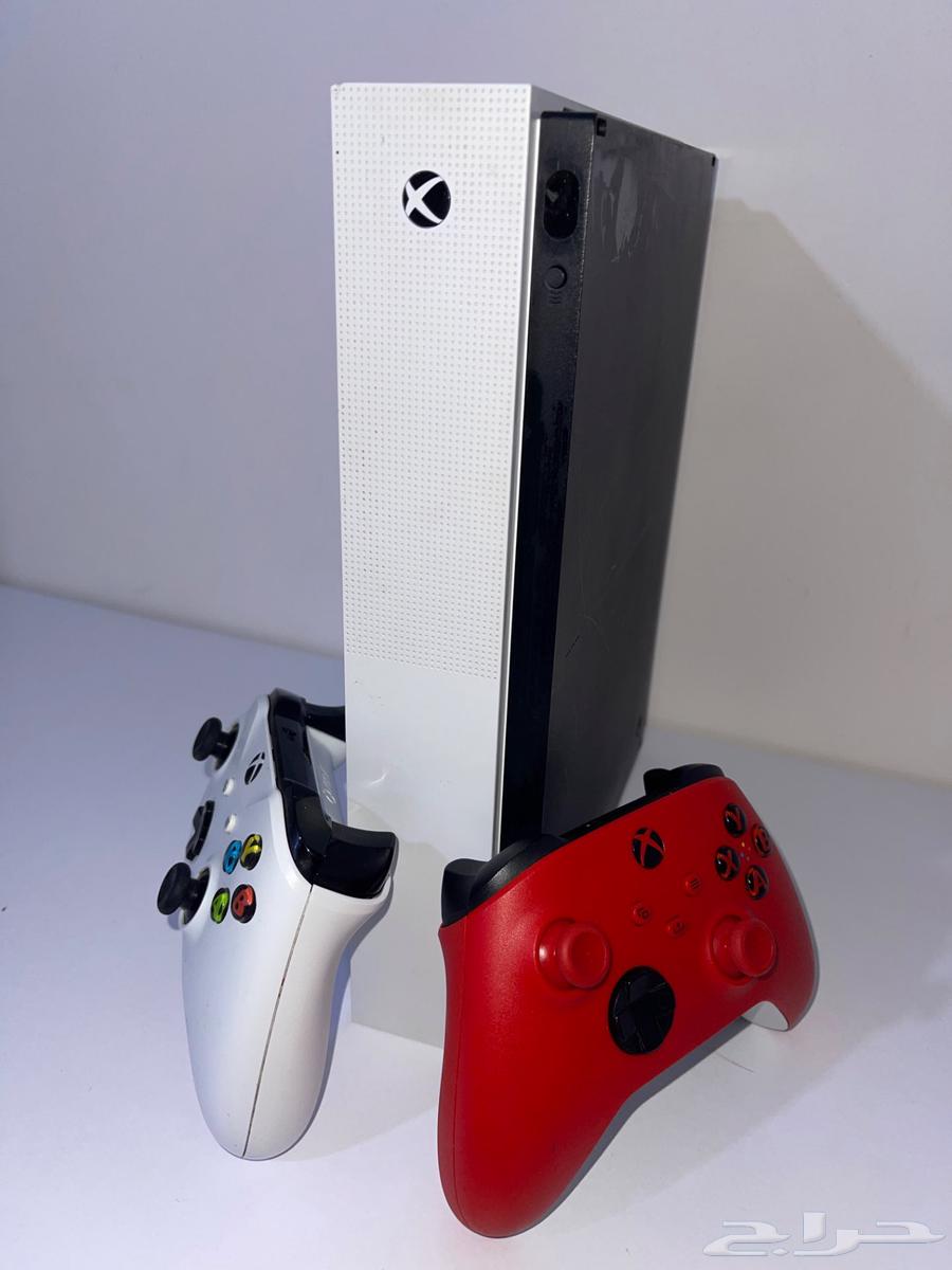 Xbox One S in excellent condition - two controllers - games63008517003266111