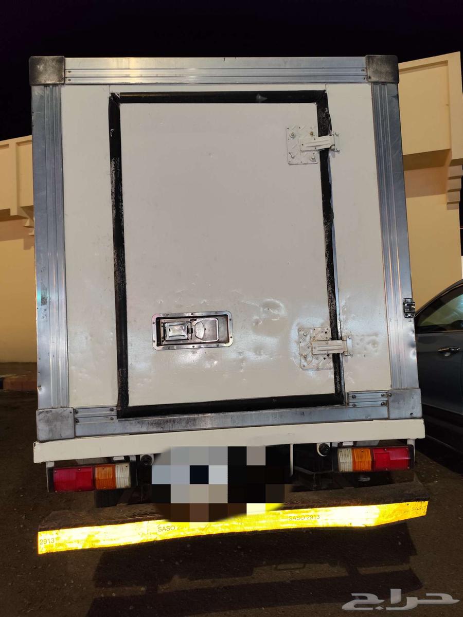 White Isuzu unit 2002 with refrigerator63308169257346112