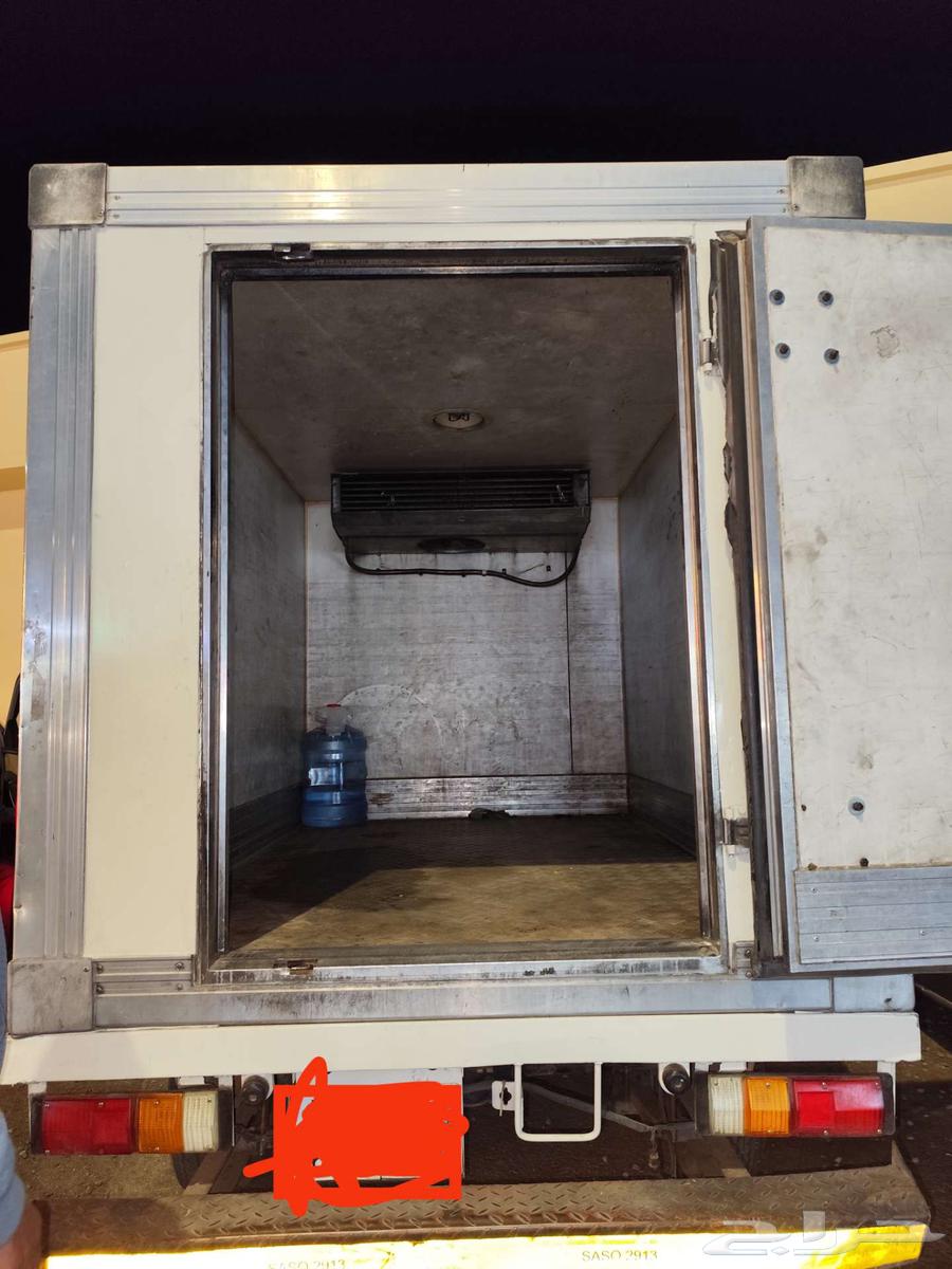 White Isuzu unit 2002 with refrigerator63308169257346111