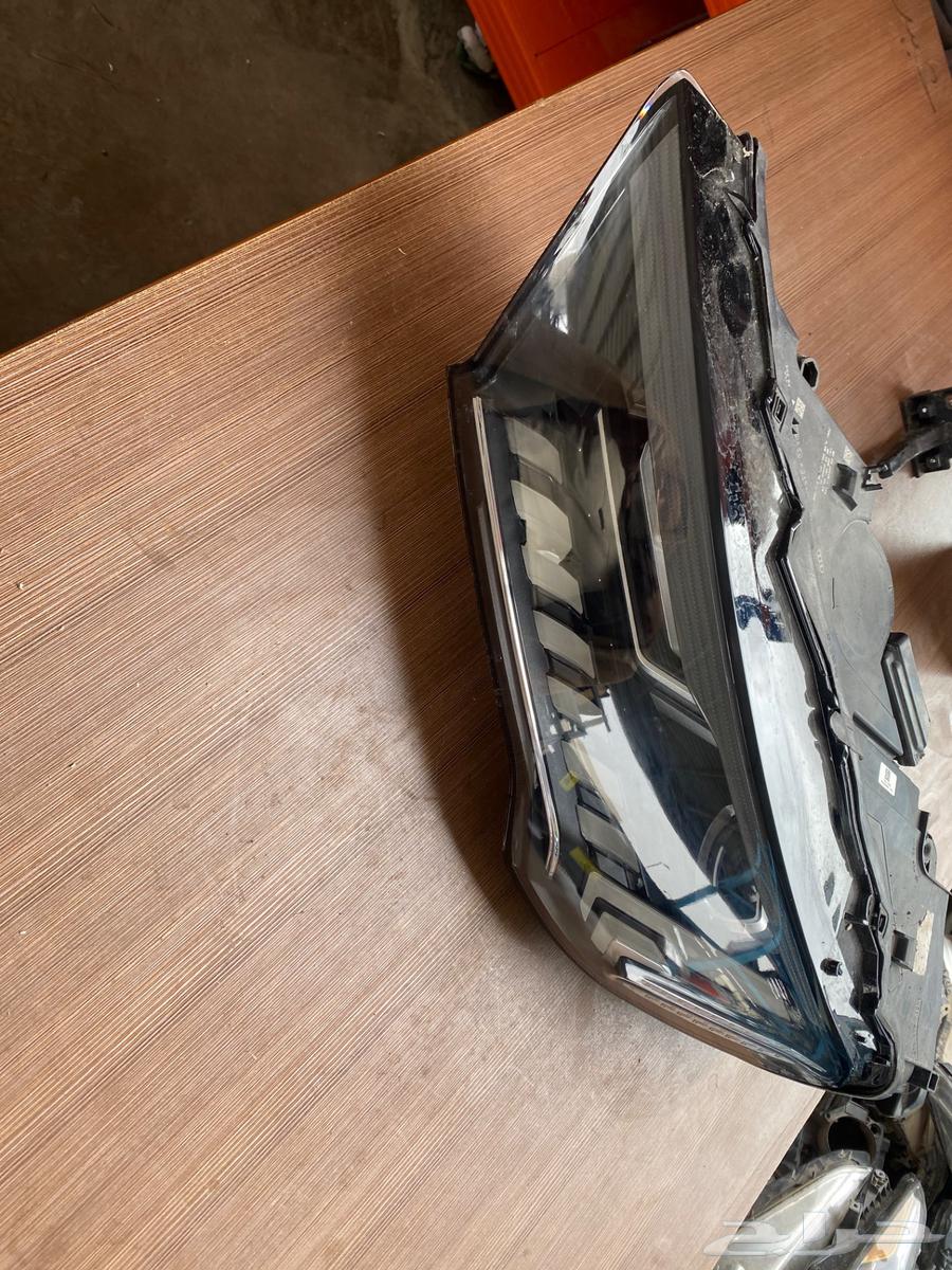 Candle on the left side of Audi Q763289832169091111