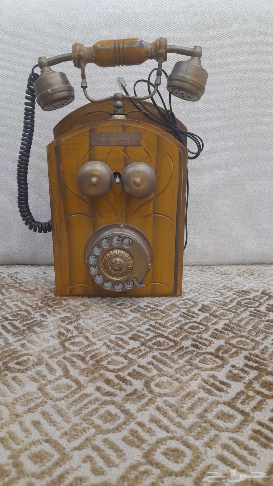 هاتف خشبي قديم بحالة ممتازة، يُعلق على الحائط أو على الأرض.63184429582339112