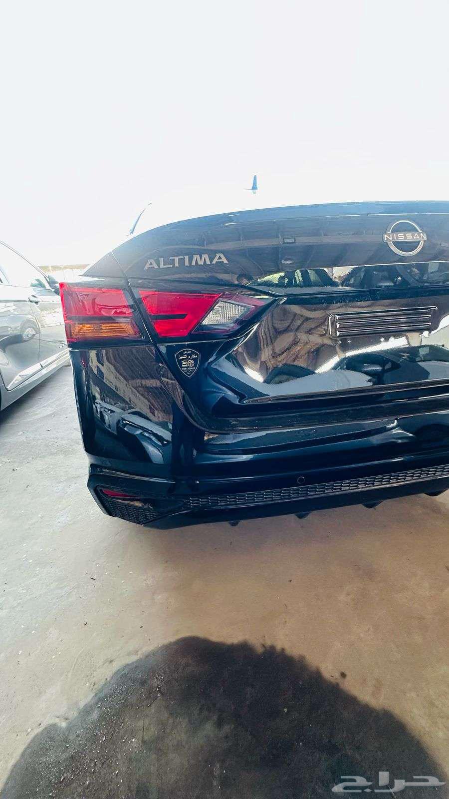Nissan Titima with SV trim, model year 202463258171403907112