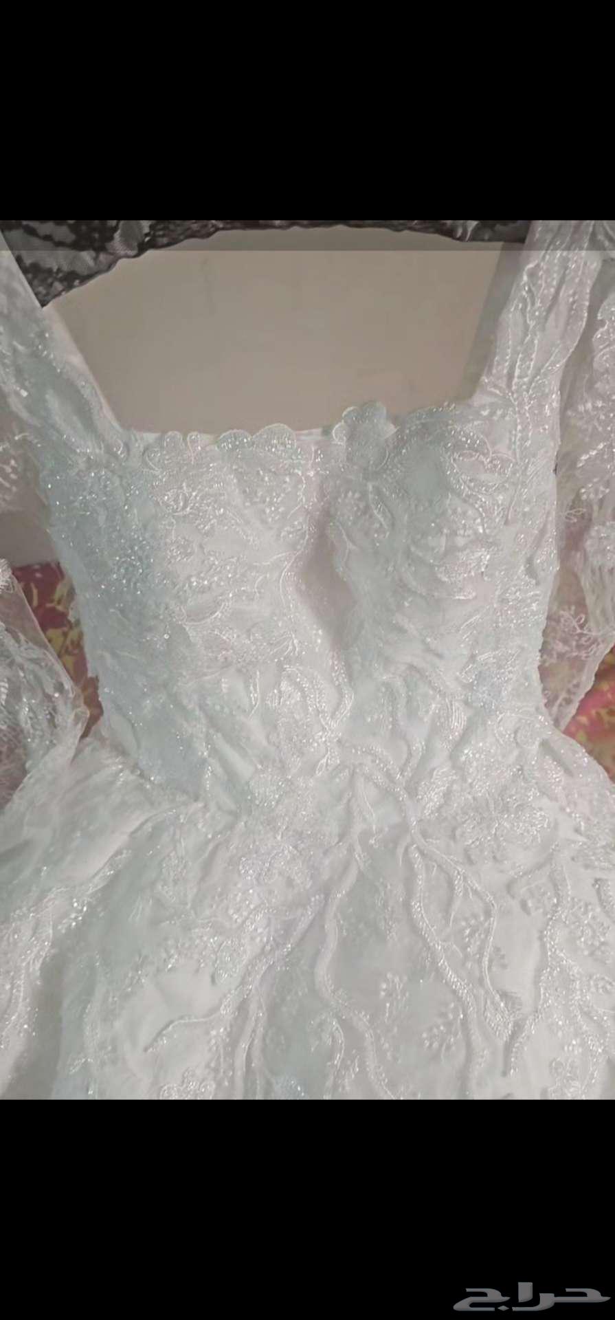 A simple and elegant wedding dress with a soft pattern63171965796994113