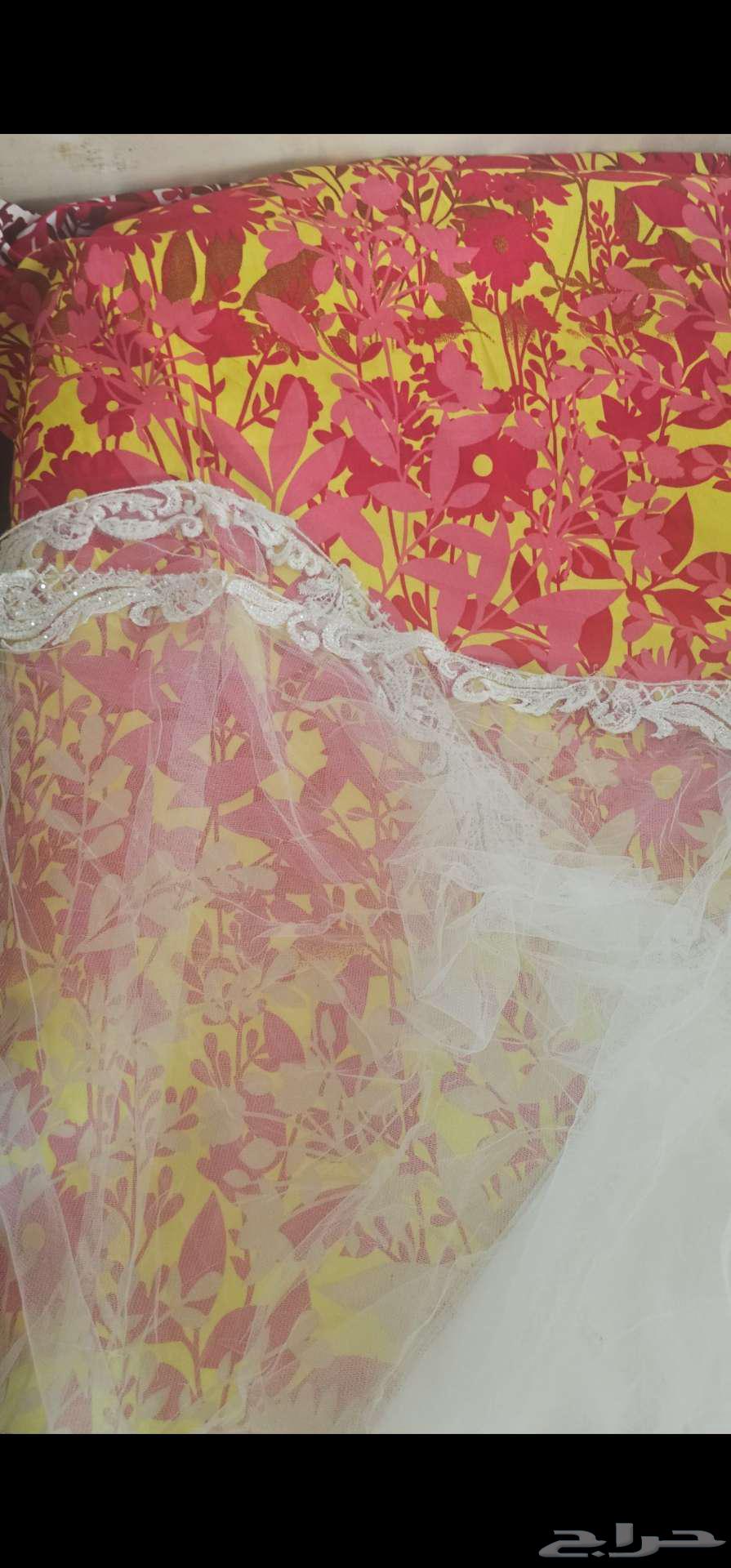 A simple and elegant wedding dress with a soft pattern63171965796994111
