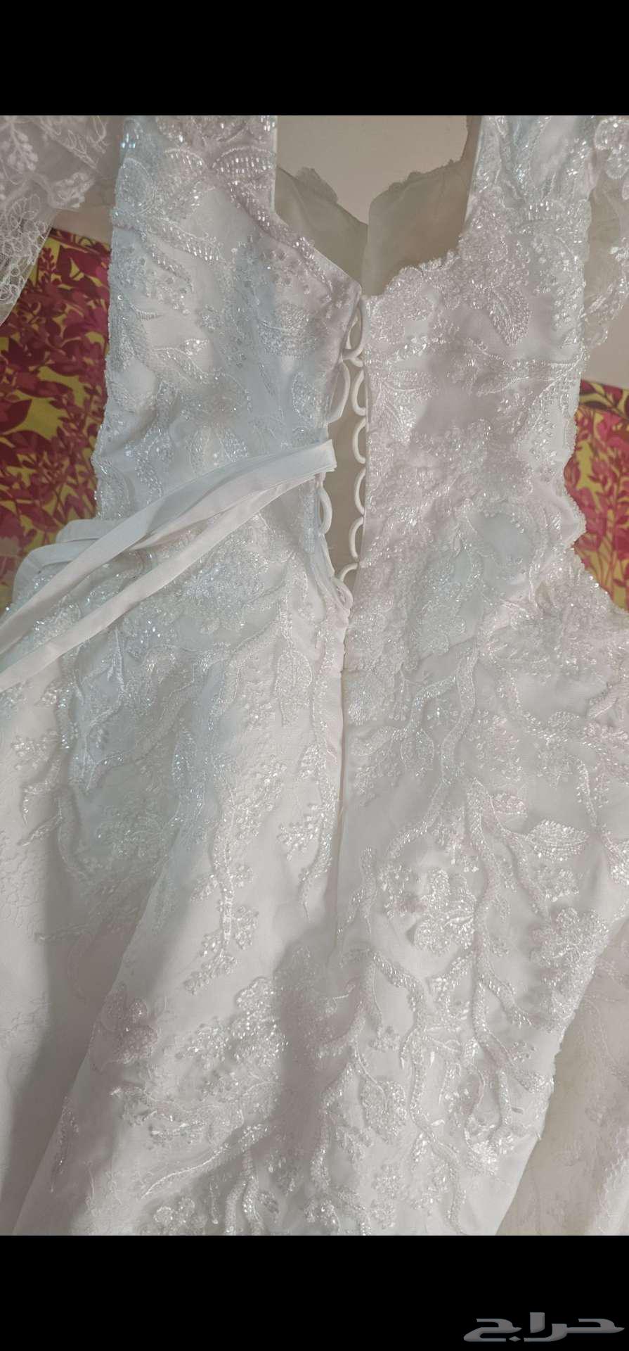 A simple and elegant wedding dress with a soft pattern63171965796994112