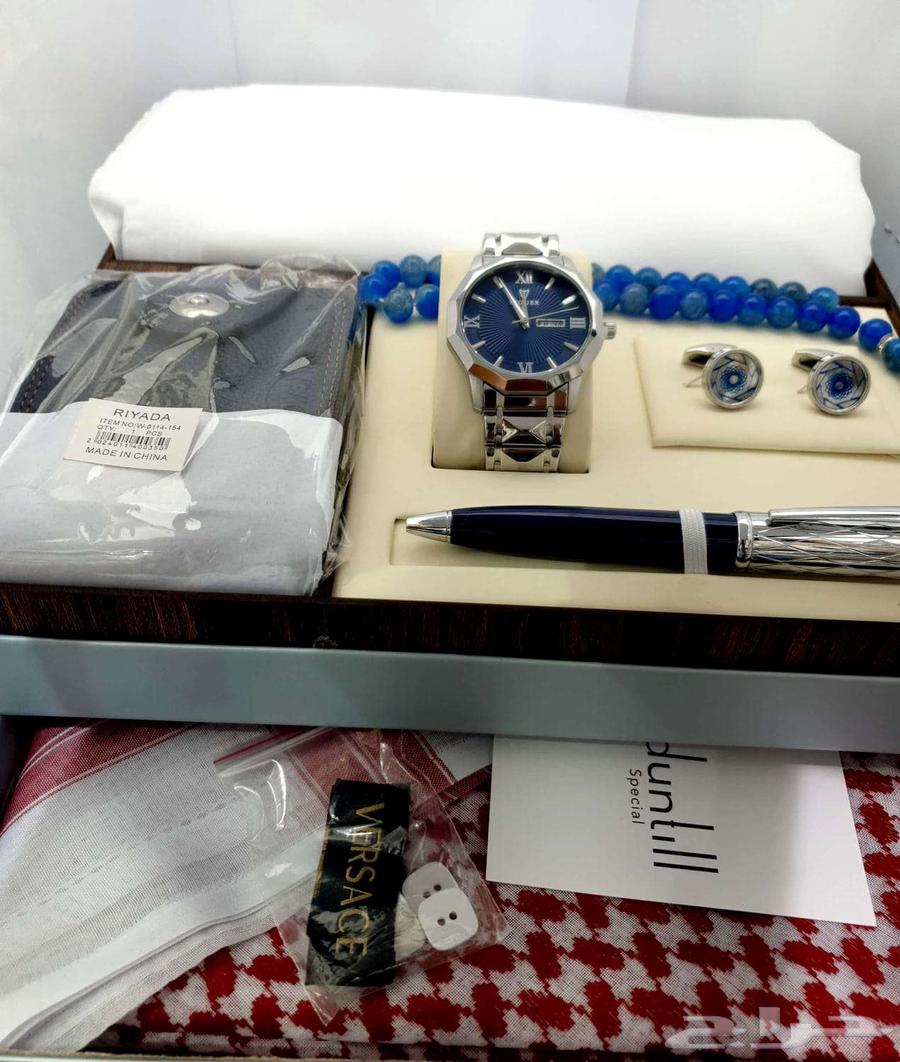 Fabric of a thobe with a shemagh and a watch set63172421995010114