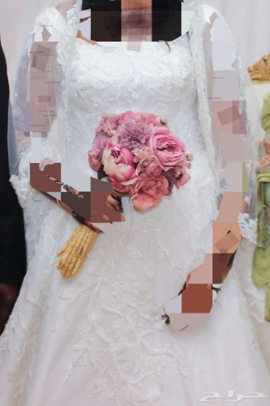 A simple and elegant wedding dress with a soft pattern63171965796994114