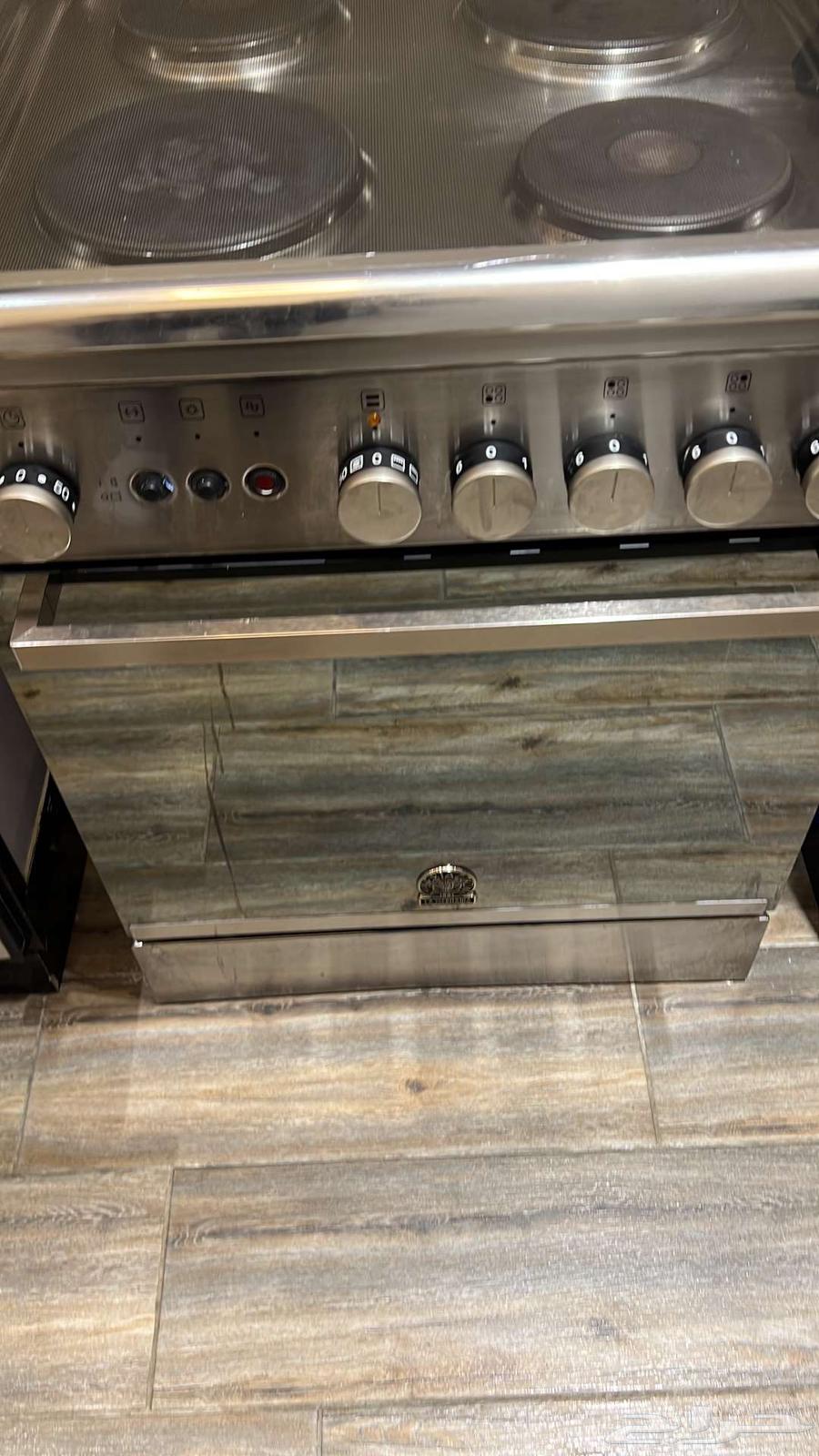 Electric oven with 4 burners for sale, European brand63150715714691111