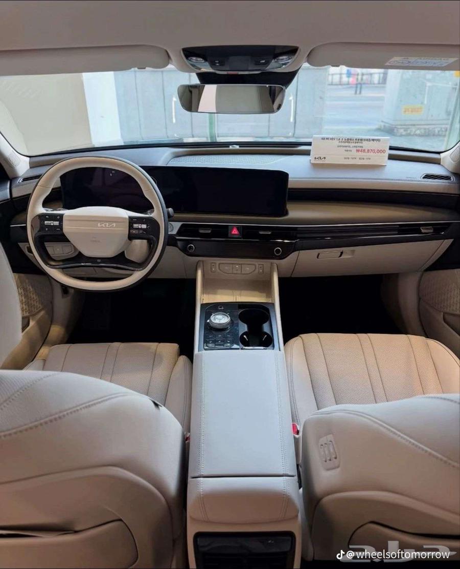 The new 2025 Kia K8 is available in standard and half-luxury versions with limited quantities.63220859361539111
