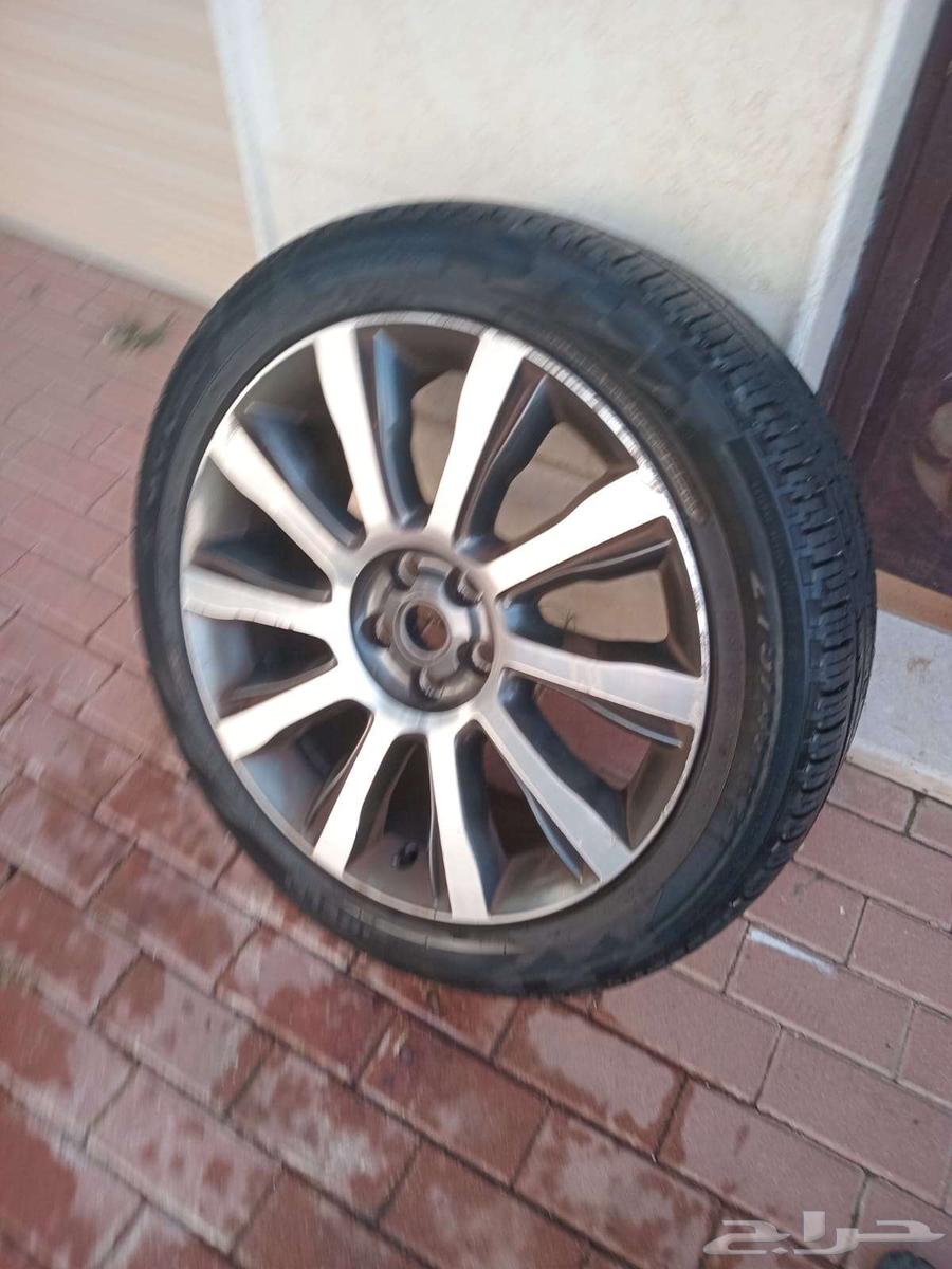 A Land Rover car with a 2021 wheel rim63215911655170113
