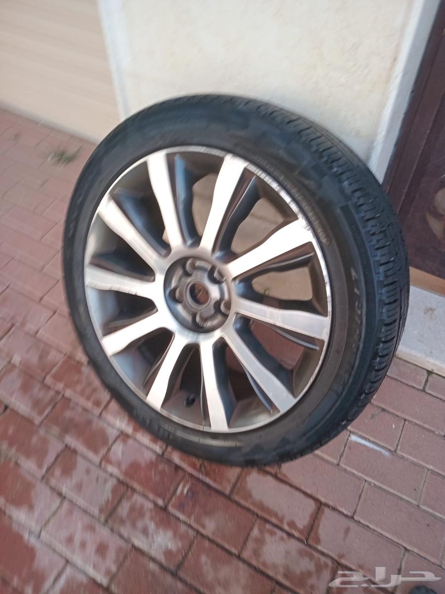 A Land Rover car with a 2021 wheel rim63215911655170112