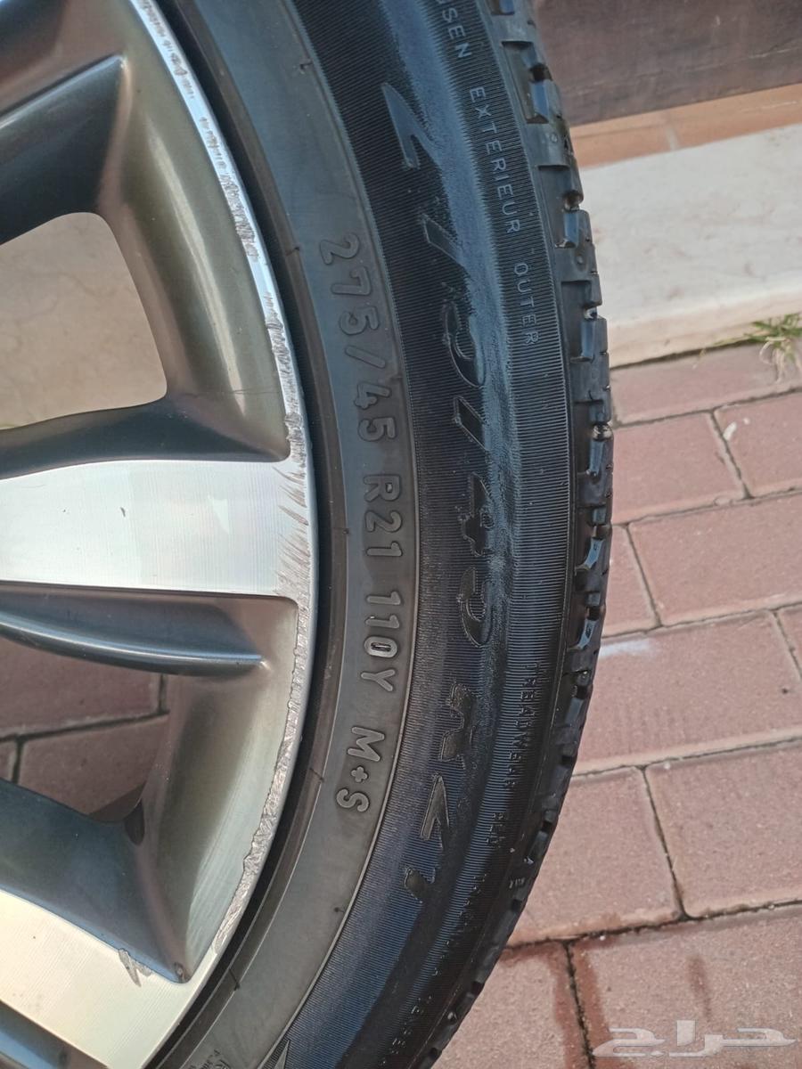 A Land Rover car with a 2021 wheel rim63215911655170111