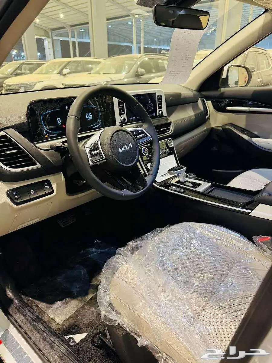 Kia Seltos 2025 with panoramic sunroof and standard features63215918517121113
