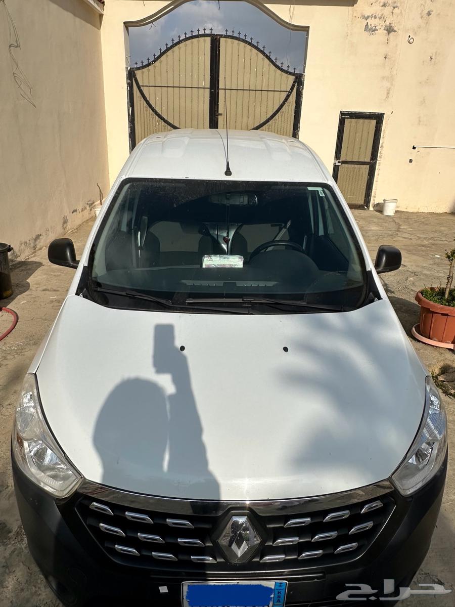 Sold: 2022 Renault van with goods63206417114242114