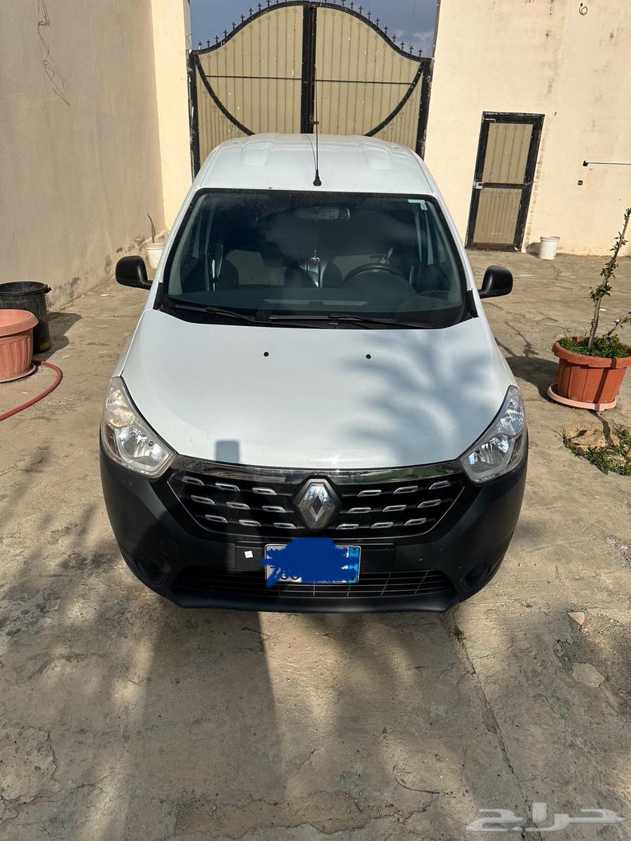 Sold: 2022 Renault van with goods63206417114242111