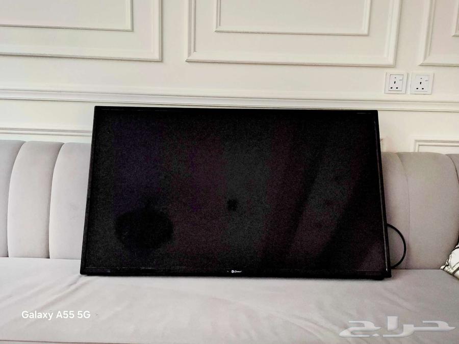 Three small television screens with a 40-inch screen from Dansat63206924676481113