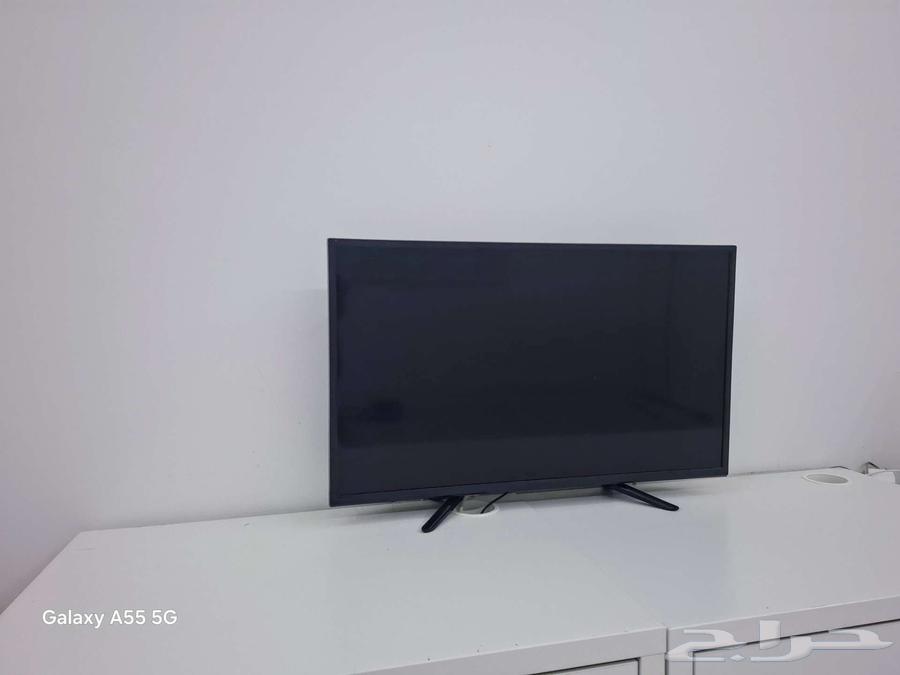Three small television screens with a 40-inch screen from Dansat63206924676481112