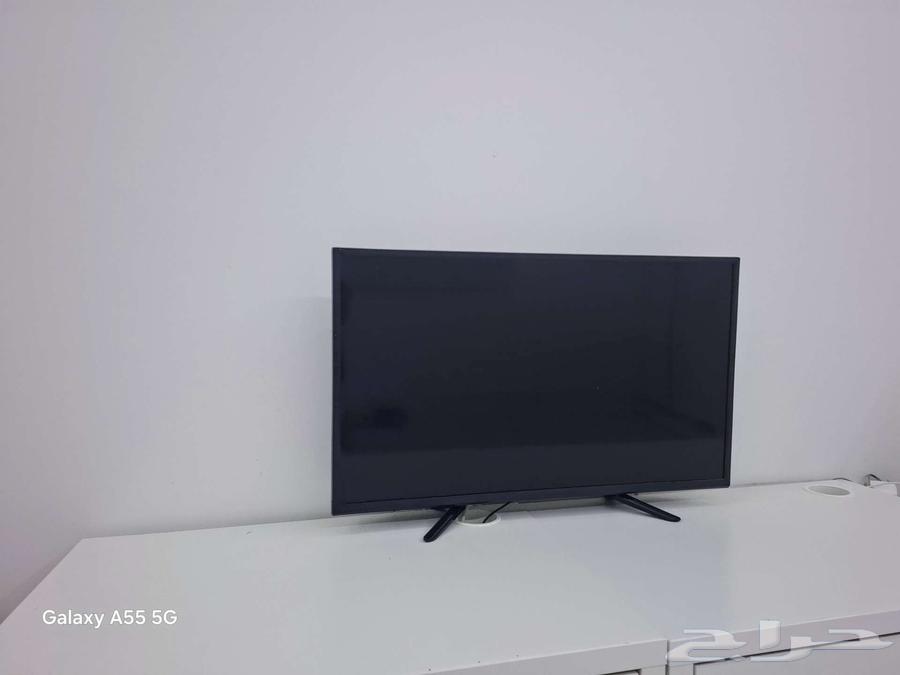 Three small television screens with a 40-inch screen from Dansat63206924676481111