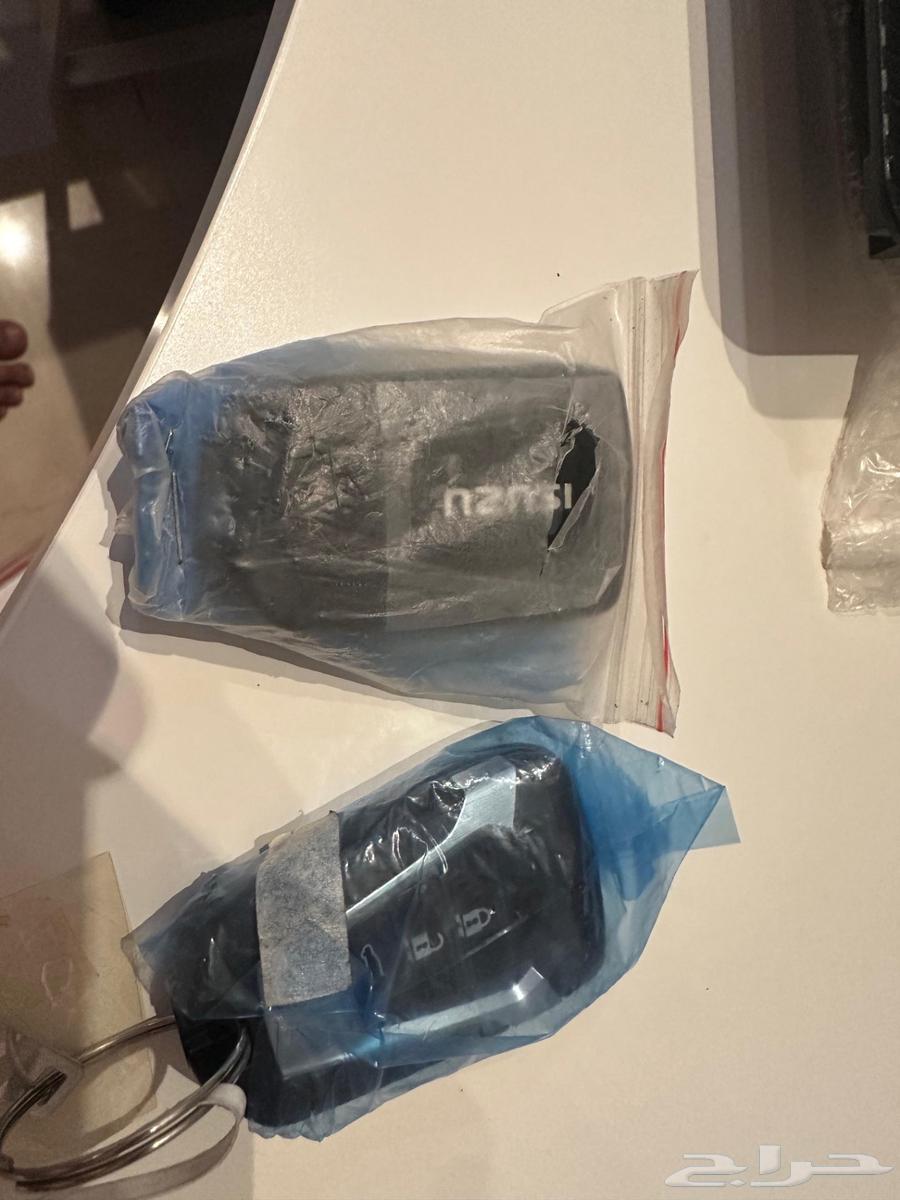 Two remote controls mux2023 Isuzu63204890710530112