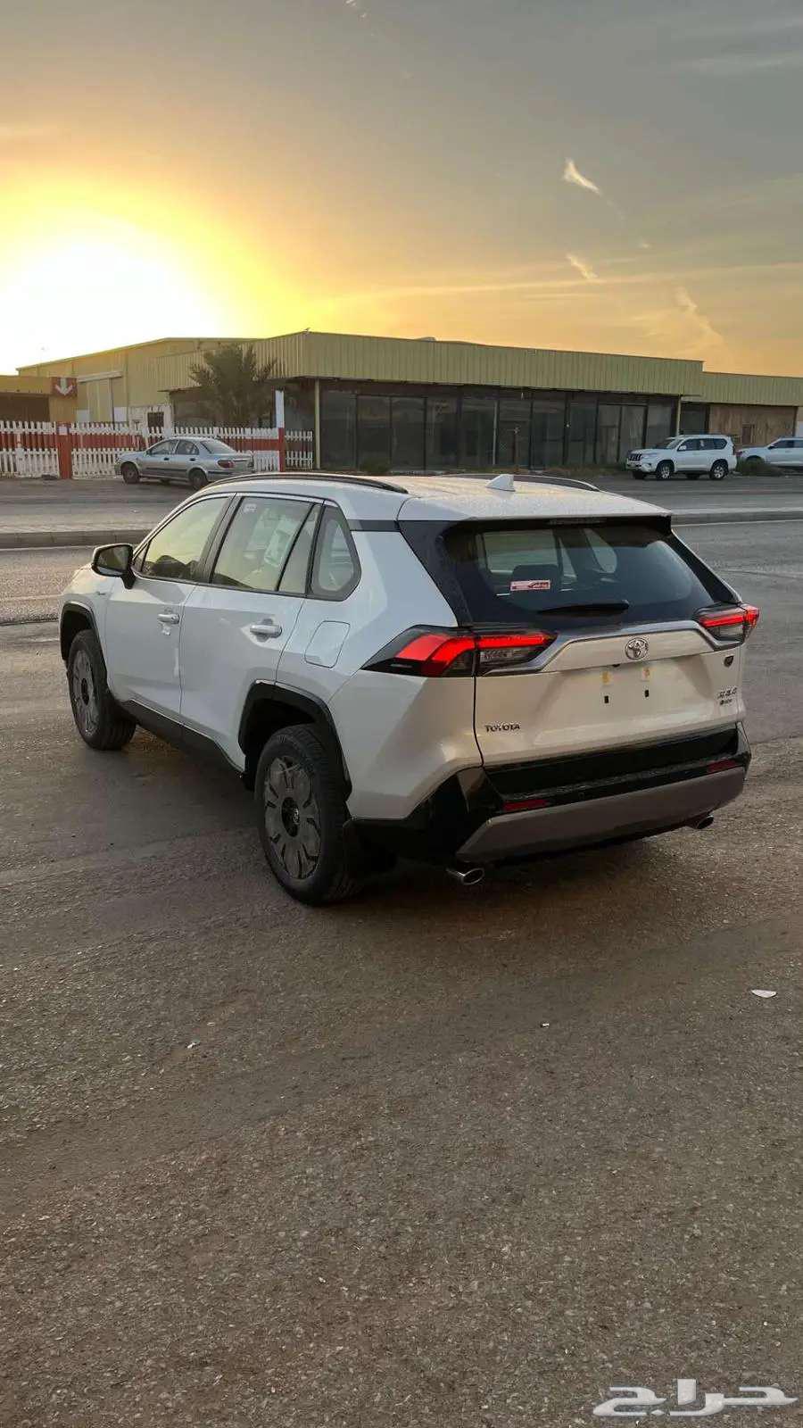 Toyota RAV4 XLE half full with sunroof 202563190660832514111