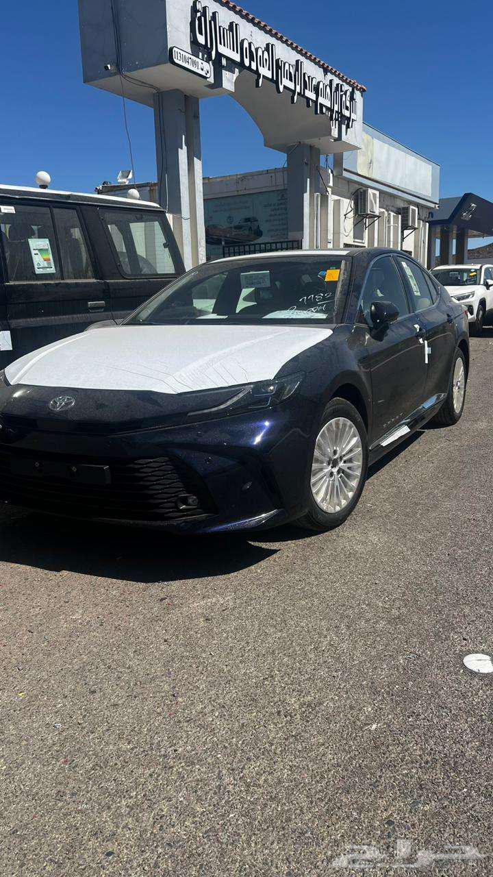 Toyota Camry LE gasoline (navy blue) cash and financing 202563180411790851111