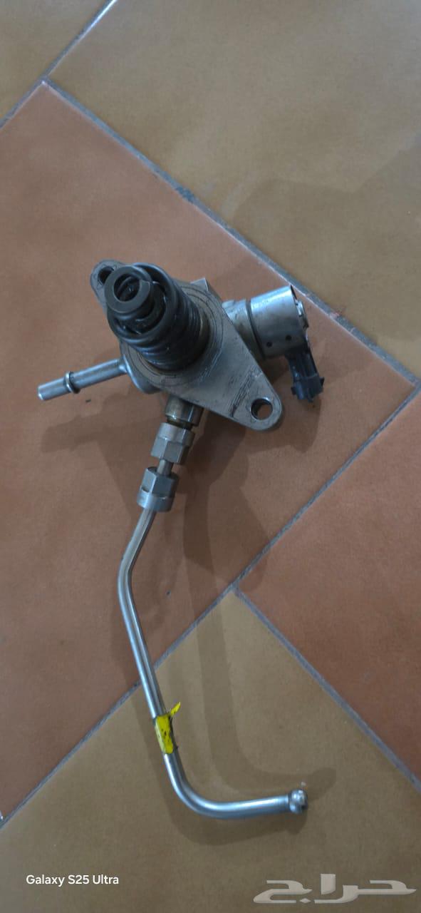 Back left leg and a gasoline pump under the Yoken refrigerator63196694574723112