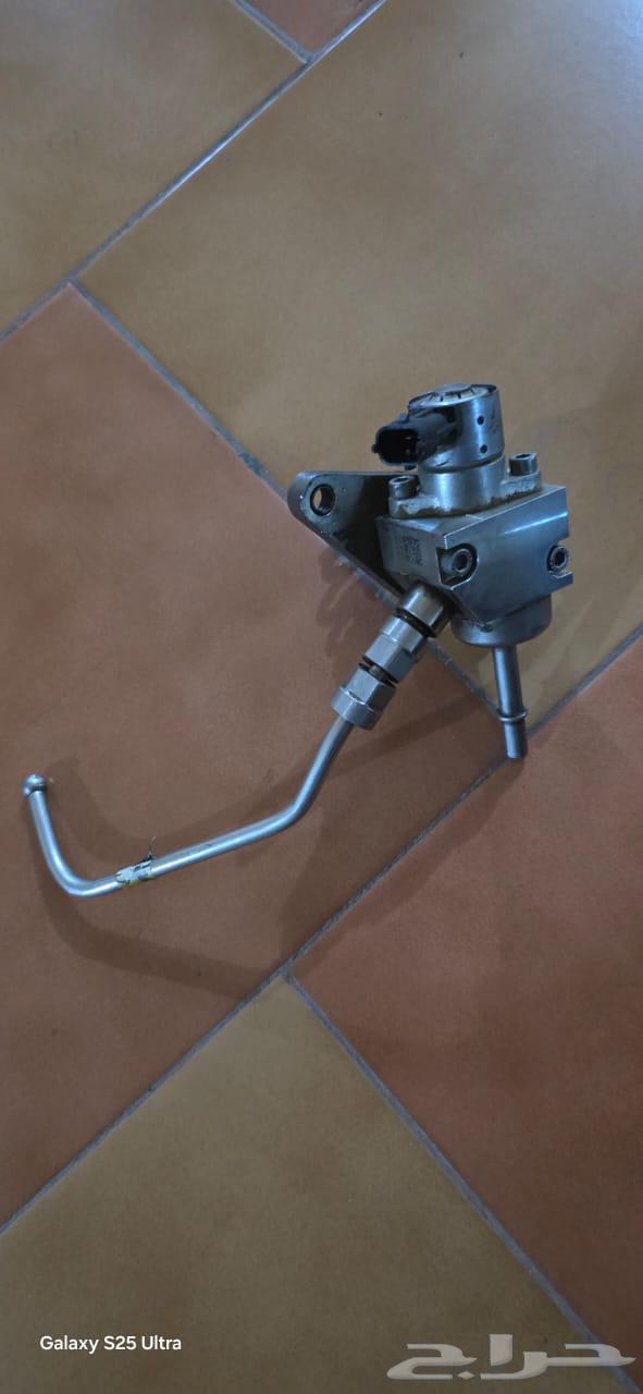 Back left leg and a gasoline pump under the Yoken refrigerator63196694574723111