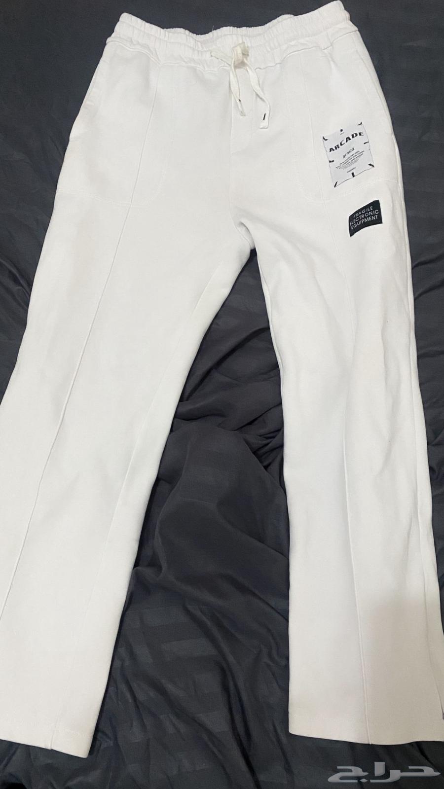 Wide jeans, white oversized pants and sports shoes63064031509249111