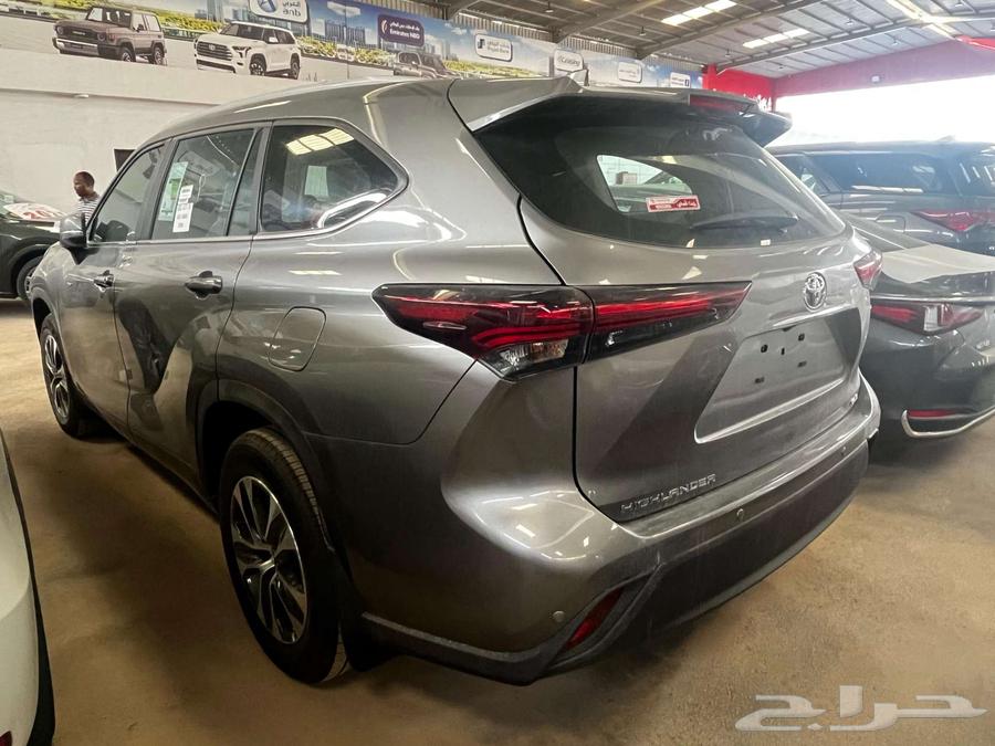 The Highlander GLE Full Hybrid Model 25 is the least expensive option in its class.63145371523331113