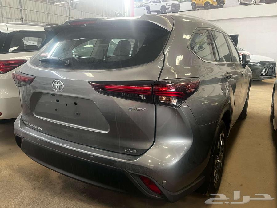 The Highlander GLE Full Hybrid Model 25 is the least expensive option in its class.63145371523331112