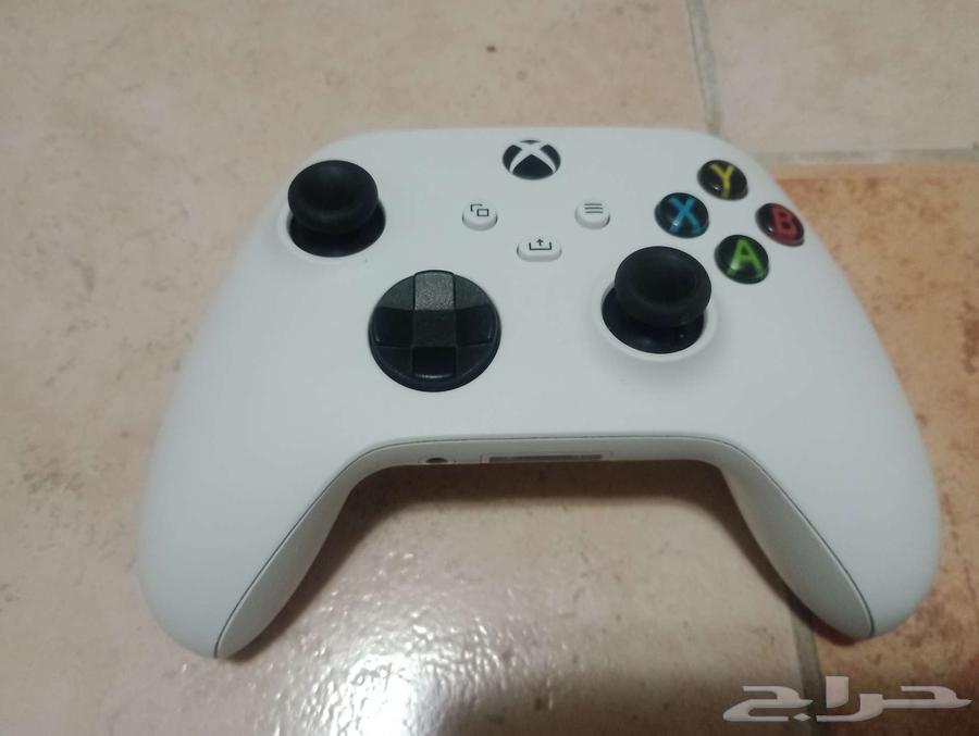 Xbox Series X and Xbox One controllers63093352307457112