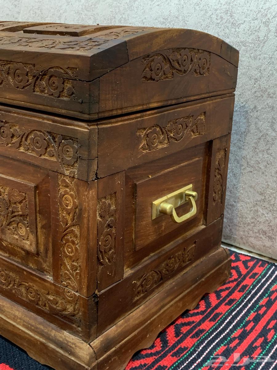 Old wooden box63078557841921114